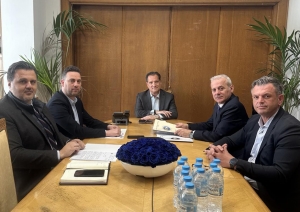 &Sigma;&upsilon;&nu;ά&nu;&tau;&eta;&sigma;&eta; &mu;&epsilon; &tau;&omicron;&nu; &Upsilon;&pi;&omicron;&upsilon;&rho;&gamma;ό &Upsilon;&gamma;&epsilon;ί&alpha;&sigmaf; &gamma;&iota;&alpha; &Nu;&omicron;&sigma;&omicron;&kappa;&omicron;&mu;&epsilon;ί&omicron; &Epsilon;&lambda;&lambda;&eta;&nu;&iota;&kappa;ή&sigmaf; &Alpha;&sigma;&tau;&upsilon;&nu;&omicron;&mu;ί&alpha;&sigmaf;, &tau;&eta; &laquo;&sigma;&upsilon;&nu;&upsilon;&pi;&eta;&rho;έ&tau;&eta;&sigma;&eta;&raquo; &kappa;&alpha;&iota; &tau;&iota;&sigmaf; &alpha;&kappa;&omicron;ύ&sigma;&iota;&epsilon;&sigmaf; &nu;&omicron;&sigma;&eta;&lambda;&epsilon;ί&epsilon;&sigmaf;