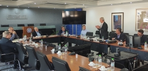 &Sigma;&upsilon;&nu;ά&nu;&tau;&eta;&sigma;&eta; &mu;&epsilon; &tau;&eta;&nu; &Pi;&omicron;&lambda;&iota;&tau;&iota;&kappa;ή &kappa;&alpha;&iota; &Phi;&upsilon;&sigma;&iota;&kappa;ή &Eta;&gamma;&epsilon;&sigma;ί&alpha;