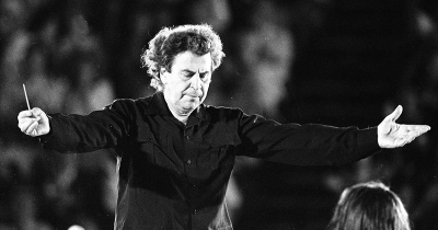 Τη Ρωμιοσύνη μην την κλαις… εκεί που πάει να σκύψει… να την πετιέται από ξαρχής